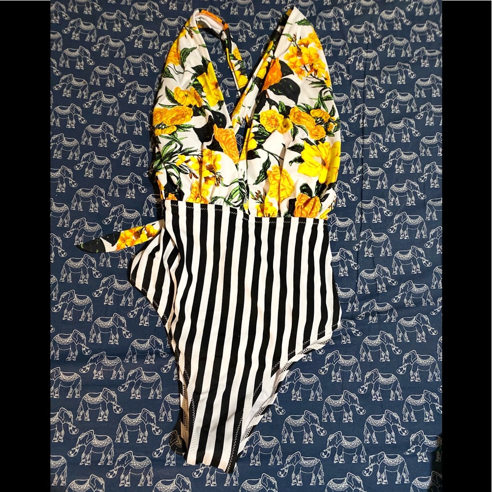 NWT CUPSHE swimsuit with a beautiful array of flowers 🌸 it’s an amazing suit!!!